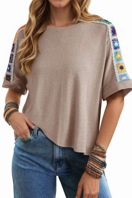 Футболка свободного кроя с узором «бабушкин квадрат» в пергаментном стиле