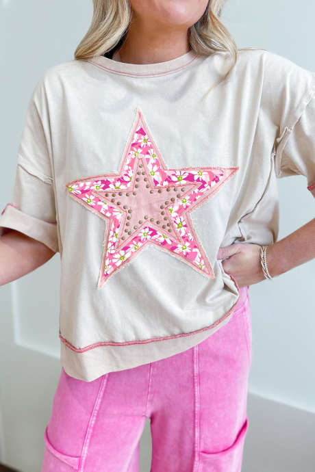 Футболка свободного кроя с бежевым цветочным принтом и цветными блоками, звездами, контрастной строчкой