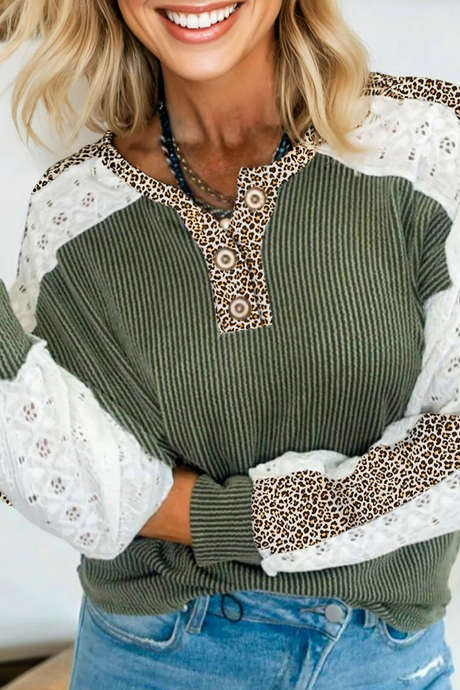 Blusa de manga comprida verde-vinhedo com textura canelada torcida e detalhes em renda de leopardo.