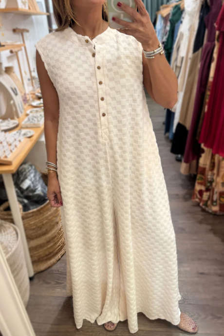 Bel teksturiran kombinezon brez rokavov s pol gumbi