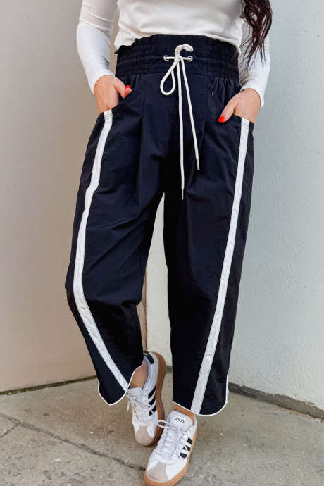 Svarte kontraststripete, smocket midje med snøring og avskårne fritidsbukser