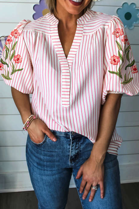 Vaaleanpunainen kukkakuvioinen kirjailtu puhvihihainen v-aukkoinen pusero