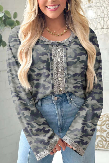 Blusa de manga comprida com estampa camuflada verde, detalhes em renda e botões.