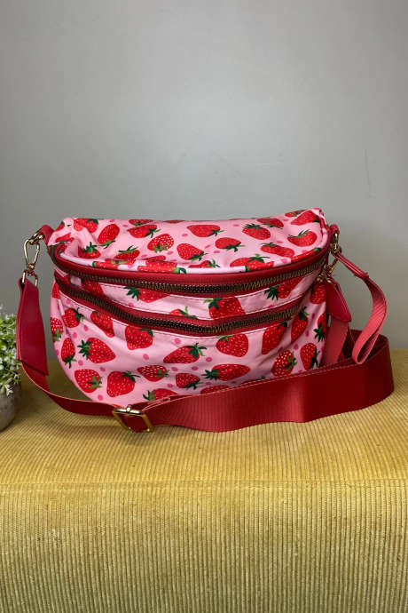 Sac bandoulière double fermeture éclair en toile à carreaux rouge vif/imprimé fraise BH031491-P3