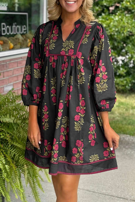 Vestido babydoll preto com estampa floral, decote entalhado, acabamento em viés, manga de pulseira