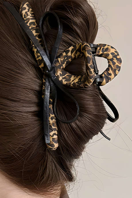 Presilha de cabelo com estampa de leopardo e tecido curry tailandês, com detalhe de laço contrastante BH043566-P1717