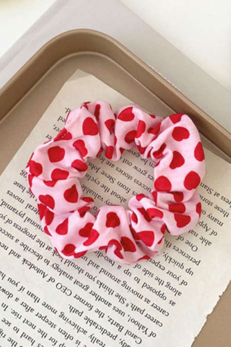 燃えるような赤いバレンタインデーのスイートハートプリントのシュシュヘアタイ