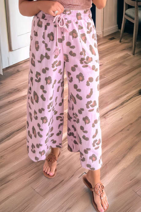 Pantalones holgados con bolsillo de parche y estampado de leopardo con cordón rosa