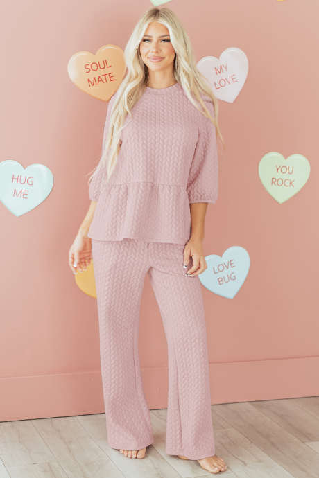 Delikatny, pleciony, teksturowany komplet spodni z falbanką u dołu i ściągaczem