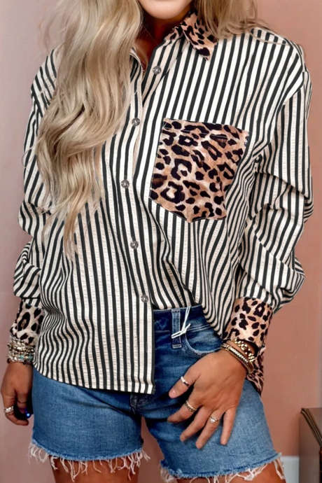 Camisa feminina com botões e estampa de leopardo listrada preta