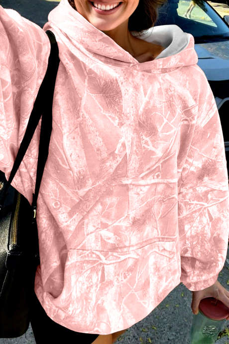 Moletom esportivo oversized com capuz e estampa camuflada rosa claro.