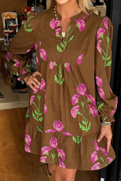 Коричневое платье-туника с контрастным цветочным принтом и рукавами-буфами, оборками по подолу