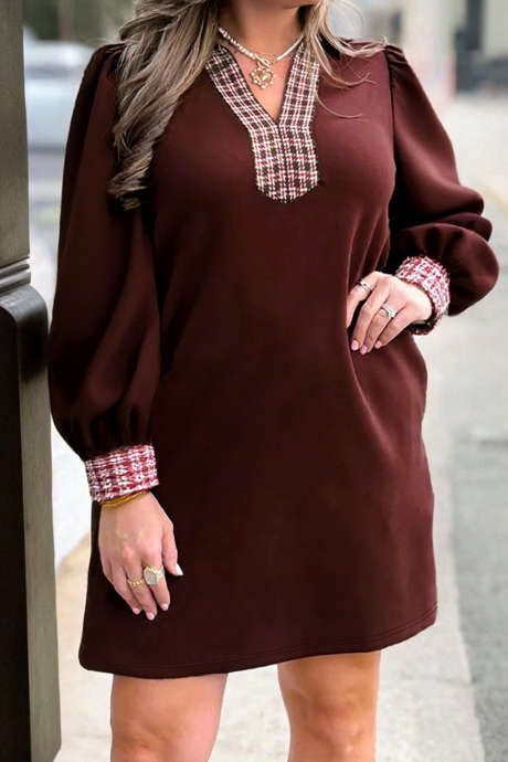 Vestido curto plus size com acabamento xadrez contrastante e patchwork e gola alta