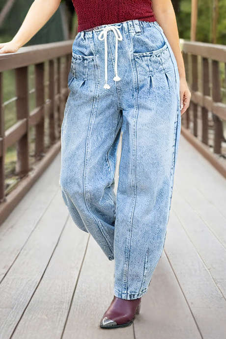 Ashleigh blauwe denim jeans met trekkoord in de taille, gerimpelde zakken en rechte pijpen.