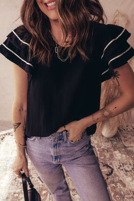 Bluzka z krótkim rękawem i falbanką w kolorze czarnym z kontrastowym wykończeniem