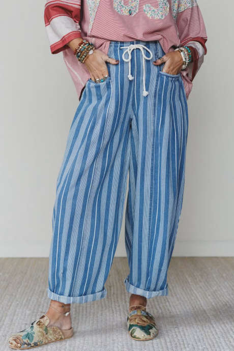 Lichtblauwe gestreepte denim broek met trekkoord en zakken