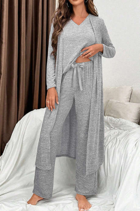 Conjunto de loungewear de 3 peças cinza claro: camiseta com decote em V, calça com laço e casaco aberto.