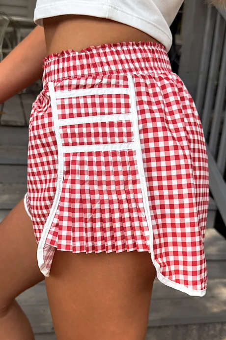 Czerwone sportowe szorty w kratkę gingham z plisowanymi bocznymi panelami i kontrastowym wykończeniem