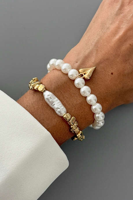 Conjunto de 2 pulseras chapadas en oro con cuentas irregulares y decoración de corazón en contraste de perlas BH014653-P12