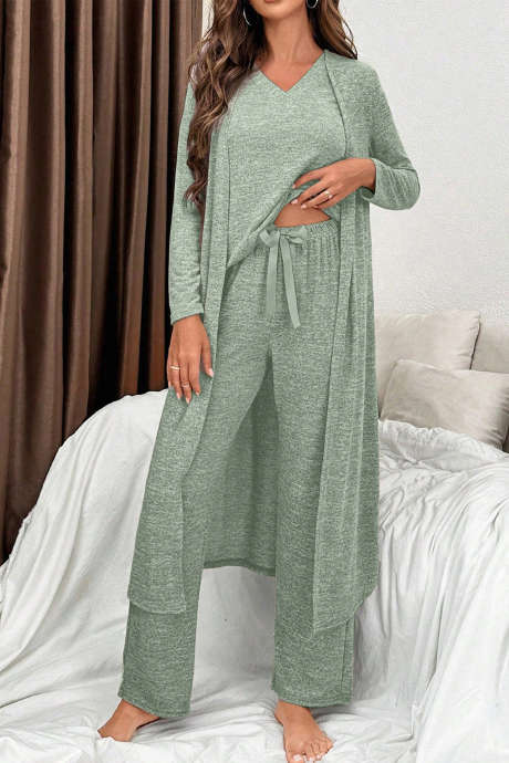 Conjunto de loungewear de 3 peças: camiseta com decote em V, calça com laço e casaco aberto, na cor verde-fumaça.