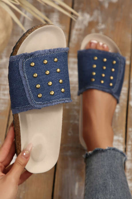 Pantuflas para mujer de mezclilla deshilachada en azul marino con banda ancha y detalle retro con tachuelas BH024163-P905