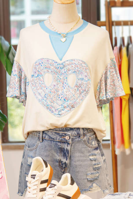 Haut beige classique à motif cœur, manches courtes et patchwork à volants