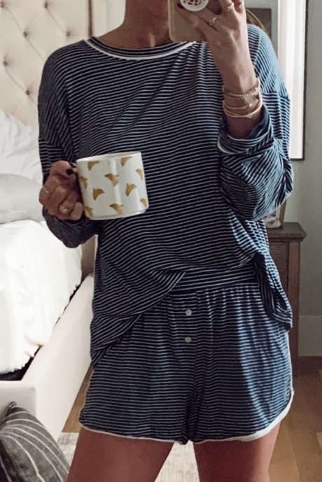 Blårandigt set med långärmad t-shirt och knappar, nedsänkta axlar och rund halsringning, 2 delar