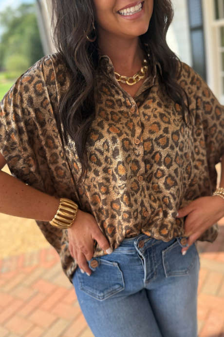 Camisa casual de manga curta com estampa de leopardo dourada metálica