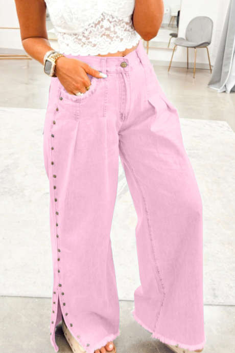 Lichtroze jeans met studs aan de zijkant, splitpijpen, gerafelde zakken en wijde pijpen