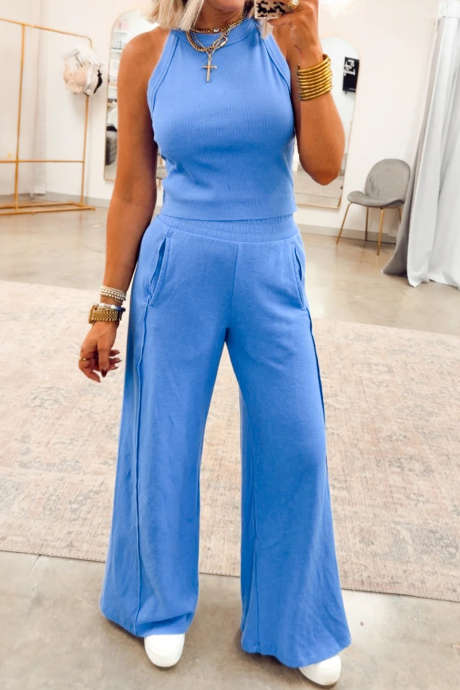 Komplet w kolorze błękitnym: prążkowany top i spodnie dresowe