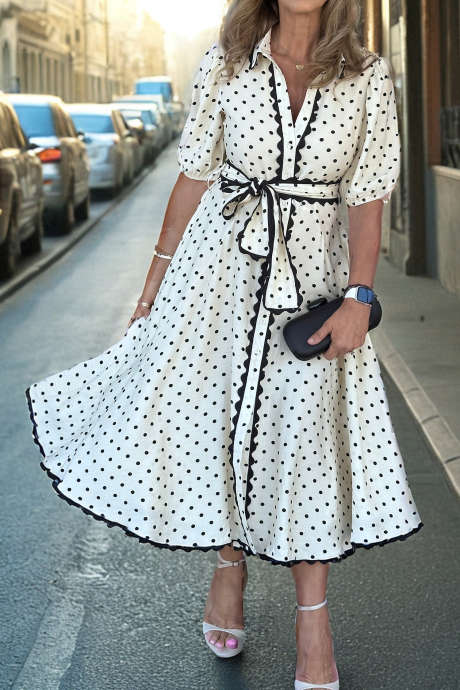 Witte midi-jurk met stippenprint, contrasterende geschulpte rand, overhemdkraag, knoopsluiting en riem