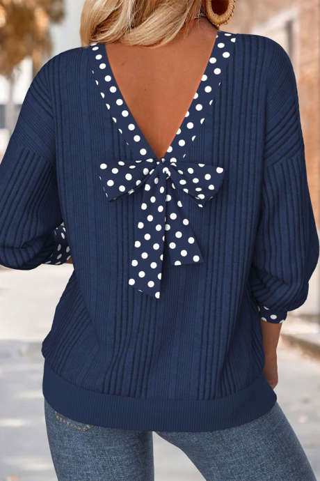 Špinavě modrý puntíkovaný lemovaný top s motýlkem, výstřihem do V a texturovaným žebrováním