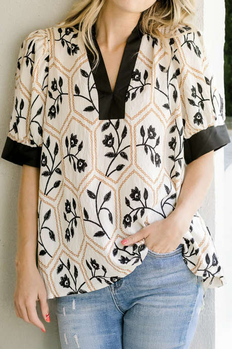 Zwarte blouse met geometrische print, kleurblok, V-hals en korte mouwen