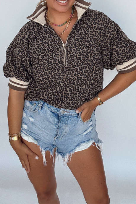 Bluzka z krótkim rękawem i paskiem w kolorze khaki z nadrukiem w panterkę i suwakiem