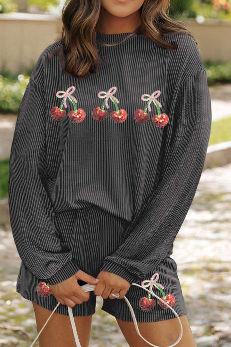 Conjunto de 2 peças em cinza carbono com lantejoulas torcidas e aplique de cereja: blusa de manga comprida e shorts. LC628943-P4011