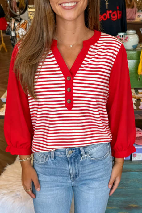 Top de rayas rojas con media tapeta, cuello en V, mangas 3/4 en contraste y patchwork