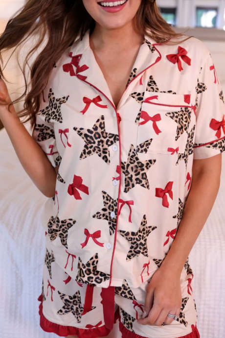 Vitt leopardmönster med stjärnmönster och rosett, kort pyjamasset med kontrastkant