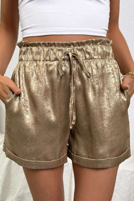 Shorts med guldfärgad metallisk glans, knytband och resår i midjan och mudd i fållen