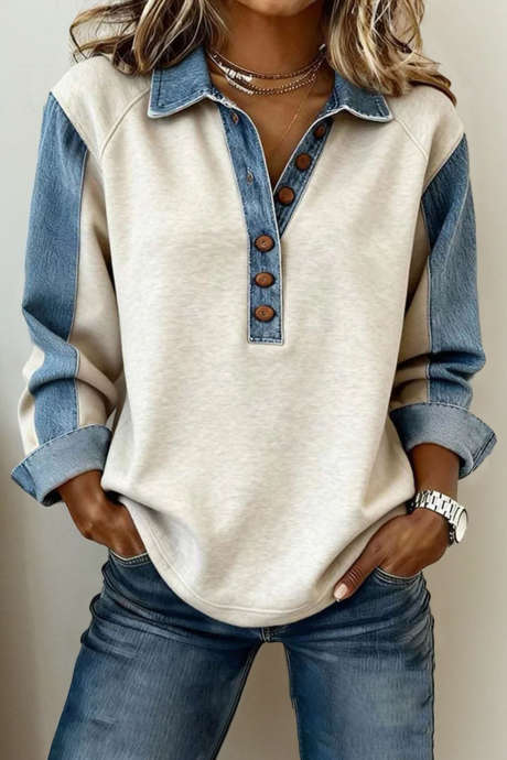 بلوزة جينز رمادية فاتحة مرقعة بأزرار وياقة بولو وأكمام طويلة