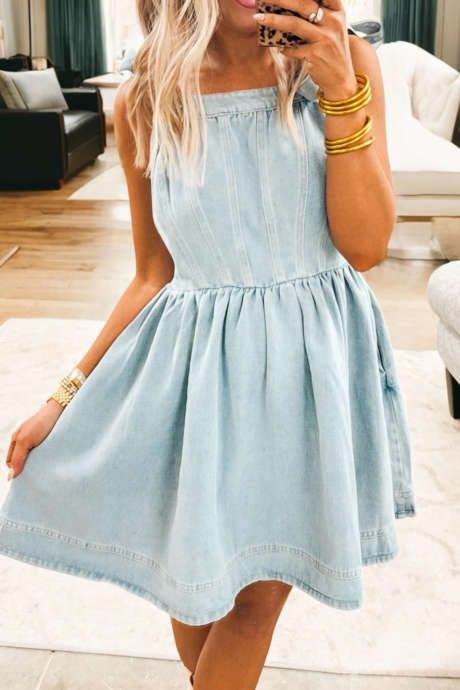 Beau Blue Light Wash Mini-Jeanskleid mit Bindebändern