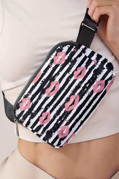 Bolsa transversal vintage preta com estampa de lábios e listras tingidas (BH031559-P202)