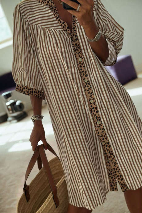 Khaki gestreepte jurk met vierkante knopen en luipaardprint, losse mouwen en armbanddetails