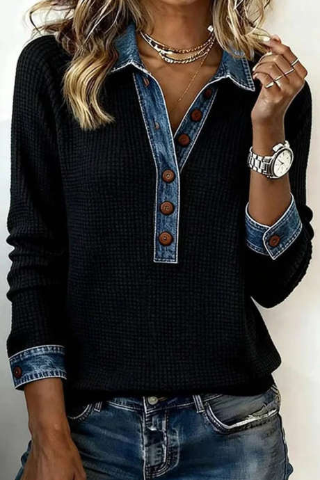 بلوزة سوداء من قماش الدنيم المحبوك المزخرف بأزرار وياقة بولو وأكمام طويلة