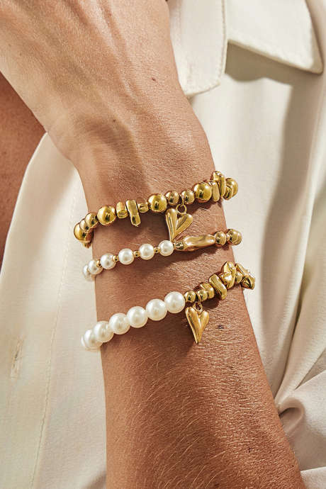 Bracelet en perles avec 3 breloques en forme de cœur et perles irrégulières dorées (BH014623-P12)