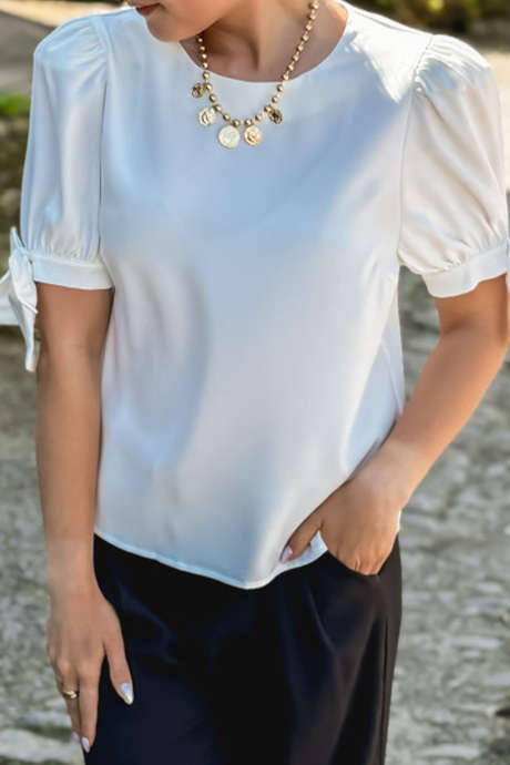 Biała jedwabista bluzka z okrągłym dekoltem i kokardą, z krótkim rękawem