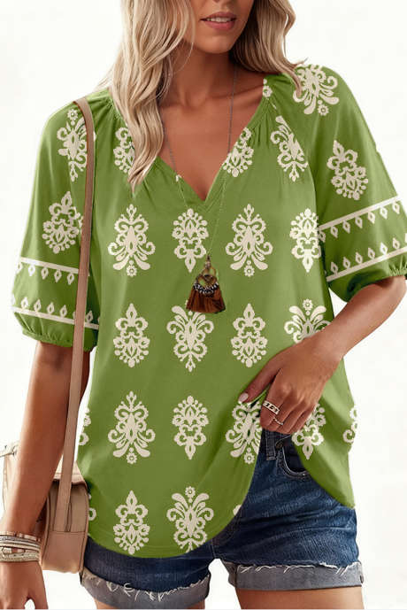 Top bohemio chic verde con escote en V y estampado floral de manga corta