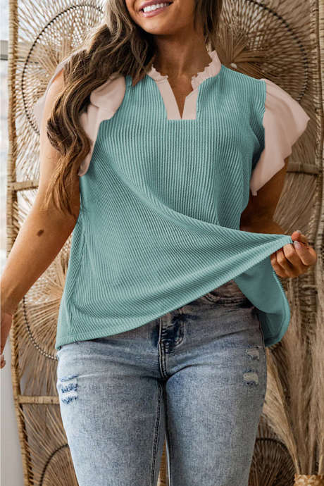 Světle modrá halenka s kontrastním výstřihem, volány a krátkým rukávem, žebrovaná texturovaná, pro větší velikosti