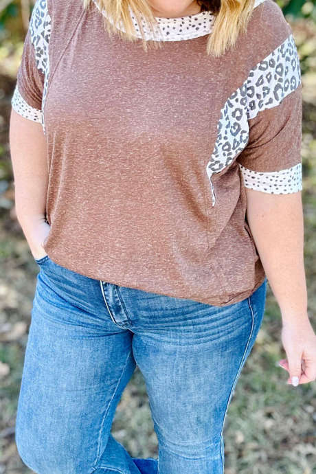 Kastanjebruine luipaard stippen kleurblok patchwork plus size tee