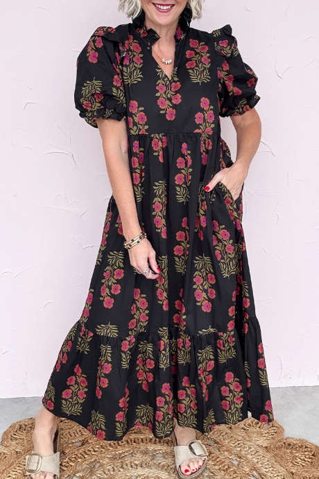Vestido longo preto com estampa floral, manga curta e estampa de bolhas
