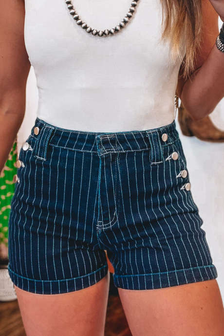Quần short denim nữ màu xanh sọc với chi tiết cúc kim loại.